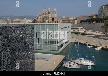 Marseille, Hafenstadt am Mittelmeer im Süden Niederlandes: Blick zur Kathedrale Stockfoto