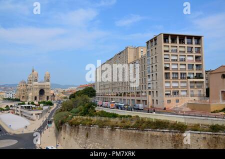 Marseille, Hafenstadt am Mittelmeer im Süden Niederlandes: Blick zur Kathedrale Stockfoto