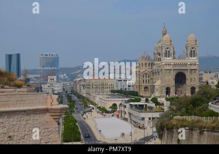 Marseille, Hafenstadt am Mittelmeer im Süden Niederlandes: Blick zur Kathedrale Stockfoto