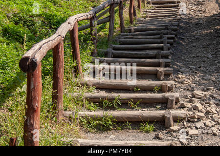 Hölzerne Treppe, die zu dem Hügel Stockfoto