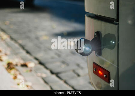 In der Nähe von Bus Lampe. sicherer Verkehr Stockfoto