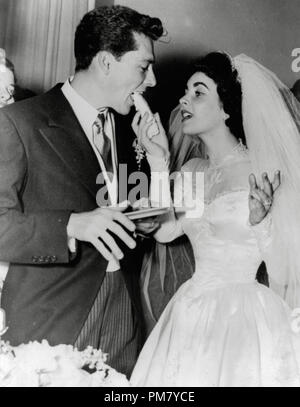 (Archivierung klassische Kino - Elizabeth Taylor Retrospektive) Elizabeth Taylor und Hotelier Conrad Hilton am Tag ihrer Hochzeit, 1950 Datei Referenz # 31559 006 THA Stockfoto