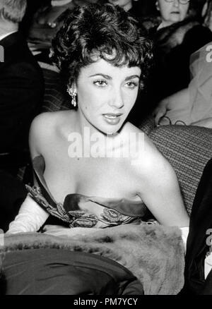 (Archival Classic Cinema - Elizabeth Taylor Retrospektive) Elizabeth Taylor um 1951 Dateireferenz # 31559 016THA Stockfoto