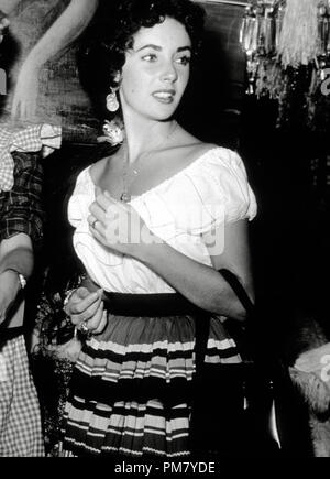 (Archival Classic Cinema - Elizabeth Taylor Retrospektive) Elizabeth Taylor um 1951 Dateireferenz # 31559 031THA Stockfoto