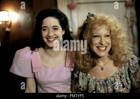 Film Still oder Werbung noch von 'Stella' Trini Alvarado und Bette Midler © 1990 Touchstone Pictures Alle Rechte vorbehalten Datei Referenz # 31571055 THA für die redaktionelle Nutzung nur Stockfoto