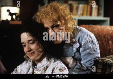 Film Still oder Werbung noch von 'Stella' Trini Alvarado und Bette Midler © 1990 Touchstone Pictures Alle Rechte vorbehalten Datei Referenz # 31571056 THA für die redaktionelle Nutzung nur Stockfoto