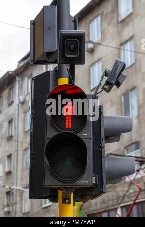 Eine typische öffentliche Fußgängerüberweg Zeichen (rot) in Sofia, Bulgarien. Stockfoto