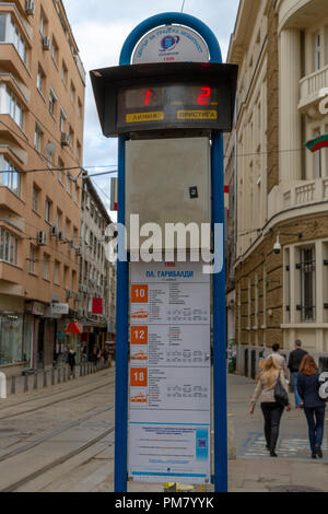 Eine typische Öffentliche Verkehrsmittel Tram Stop Information Board auf der Sofia Urban Mobility Center System in Sofia, Bulgarien. Stockfoto