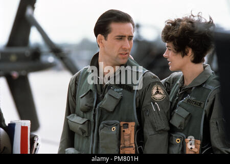 Film Still oder Werbung immer noch von "Fire Birds" Nicolas Cage, Sean Young © 1990 Touchstone Pictures Alle Rechte vorbehalten Datei Referenz # 31571235 THA für die redaktionelle Nutzung nur Stockfoto