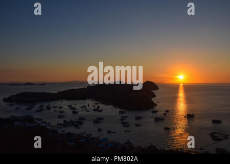 Sonnenuntergang in Labuan Bajo, Indonesien - aus Ciao Hostel genommen. Stockfoto