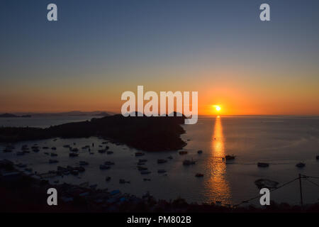 Sonnenuntergang in Labuan Bajo, Indonesien - aus Ciao Hostel genommen. Stockfoto