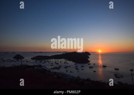 Sonnenuntergang in Labuan Bajo, Indonesien - aus Ciao Hostel genommen. Stockfoto