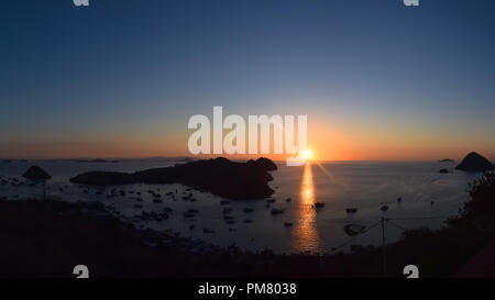 Sonnenuntergang in Labuan Bajo, Indonesien - aus Ciao Hostel genommen. Stockfoto