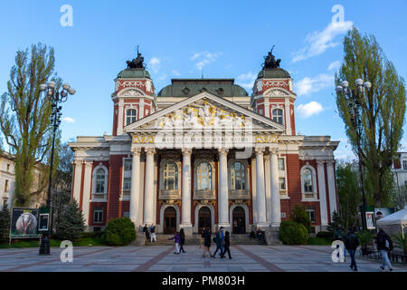 Das Ivan Vazov National Theatre in City Garden in Sofia, Bulgarien. Stockfoto