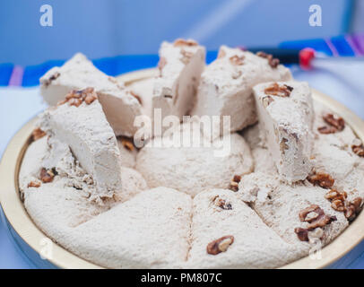 Grieß Halva, halava halvah, süße Wüste mit Walnüssen Stockfoto