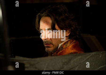 ROBERT DOWNEY JR. Als Sherlock Holmes in den Warner Bros. und Village Roadshow Pictures action Adventure Geheimnis SHERLOCK HOLMES: EIN SPIEL DER SCHATTEN ein Warner Bros.-Bilder freigeben. Stockfoto