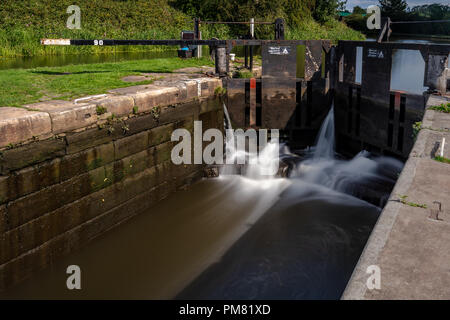 Eine Schleuse Tor entlang der Leeds - Liverpool Canal an Gathurst, Wigan Stockfoto