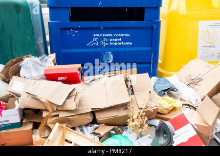 Müll aufgetürmt in der Nähe von Recycling Container in der Straße in Spanien Stockfoto