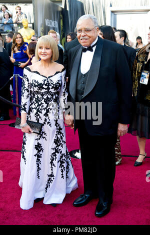 James Earl Jones und Cecilia hart ankommen für die 84. jährlichen Academy Awards aus Hollywood, CA Februar 26, 2012. Stockfoto