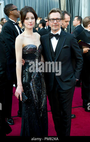 Gary Oldman, Oscar-nominiert für die Leistung durch einen Schauspieler in einer Hauptrolle, und Alex Edenborough kommen für die 84. jährlichen Academy Awards aus Hollywood, CA Februar 26, 2012. Stockfoto