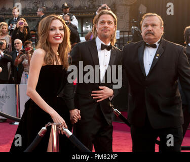 Angelina Jolie und Brad Pitt, Oscar-Nominiert als bester Film des Jahres und Leistung durch einen Schauspieler in einer Hauptrolle, kommen für die 84. jährlichen Academy Awards aus Hollywood, CA Februar 26, 2012. Stockfoto