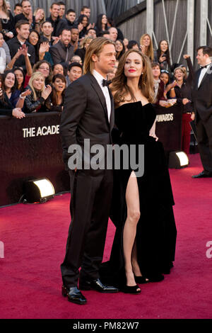 Brad Pitt, Oscar-Nominiert als bester Film des Jahres und Leistung durch einen Schauspieler in einer Hauptrolle, und Angelina Jolie kommen an die 84. jährlichen Academy Awards aus Hollywood, CA Februar 26, 2012. Stockfoto