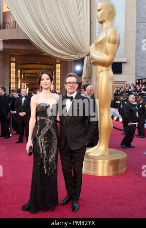 Gary Oldman, Oscar-nominiert für die Leistung durch einen Schauspieler in einer Hauptrolle, und Alex Edenborough kommen an die 84. jährlichen Academy Awards aus Hollywood, CA Februar 26, 2012. Stockfoto