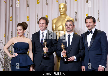 Oscar-Gewinner für Achievement in Film Editing für "Das Mädchen mit dem Dragon Tattoo', Kirk Baxter, Angus Wall, posieren mit Tina Fey und Bradley Cooper backstage während des Live ABC Television Network des 84. jährlichen Academy Awards von Hollywood und Highland Center, in Hollywood, CA, Sonntag, 26 Februar, 2012 ausgestrahlt. Stockfoto