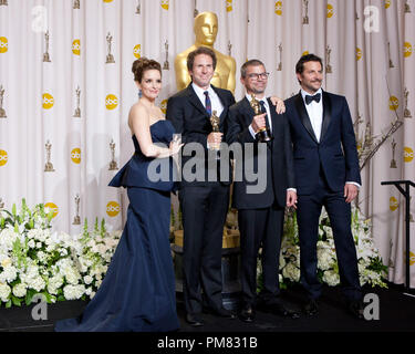 Tina Fey und Bradley Cooper pose mit Oscar-Gewinner für Achievement in Film Editing für "Das Mädchen mit dem Dragon Tattoo', Kirk Baxter, Angus Wall backstage während des Live ABC Television Network Broadcast des 84. jährlichen Academy Awards von Hollywood und Highland Center, in Hollywood, CA, Sonntag, 26 Februar, 2012. Stockfoto