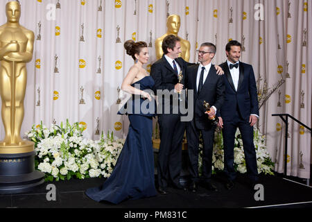 Tina Fey und Bradley Cooper pose mit Oscar-Gewinner für Achievement in Film Editing für "Das Mädchen mit dem Dragon Tattoo', Kirk Baxter, Angus Wall backstage während des Live ABC Television Network Broadcast des 84. jährlichen Academy Awards von Hollywood und Highland Center, in Hollywood, CA, Sonntag, 26 Februar, 2012. Stockfoto