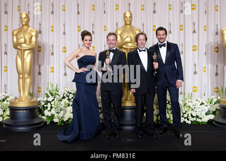 Oscar Gewinner für Achievement in Sound Editing für Arbeiten zum Thema "Hugo", Philip Stockton und Eugene Gearty pose Backstage mit Tina Fey und Bradley Cooper während des Live ABC Television Network auf der 84. jährlichen Academy Awards von Hollywood und Highland Center, in Hollywood, CA, Sonntag, 26 Februar, 2012 ausgestrahlt. Stockfoto