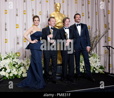 Oscar Gewinner für Achievement in Sound Editing für Arbeiten zum Thema "Hugo", Philip Stockton und Eugene Gearty pose Backstage mit Tina Fey und Bradley Cooper während des Live ABC Television Network auf der 84. jährlichen Academy Awards von Hollywood und Highland Center, in Hollywood, CA, Sonntag, 26 Februar, 2012 ausgestrahlt. Stockfoto