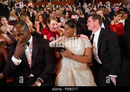 Julius Tennon, Emma Stone, Octavia Spencer, Oscar-Gewinner für die Leistung von einer Schauspielerin in einer Nebenrolle, während der Live ABC TV-Sendung des 84. jährlichen Academy Awards von Hollywood und Highland Center, in Hollywood, CA, Sonntag, 26 Februar, 2012. Stockfoto