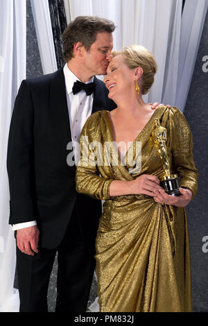 Der Oscar-prämierte Schauspielerin Meryl Streep, Sieger für die Leistung von einer Schauspielerin in einer Hauptrolle für ihre Rolle in "Die eiserne Lady', backstage wirft mit Colin Firth auf der 84. jährlichen Academy Awards werden live im ABC Television Network vom Hollywood und Highland Center, in Hollywood, CA, Sonntag, 26 Februar, 2012 ausgestrahlt. Stockfoto