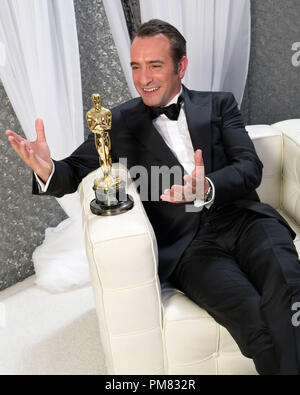 Der Oscar-prämierte Schauspieler Jean Dujardin, Sieger für Leistung durch einen Schauspieler in einer Hauptrolle für seine Rolle in "Der Künstler", backstage Posen. Die 84. jährlichen Academy Awards Awards ist live im ABC Television Network vom Hollywood und Highland Center, in Hollywood, CA, Sonntag, 26 Februar, 2012 ausgestrahlt. Stockfoto