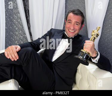 Der Oscar-prämierte Schauspieler Jean Dujardin, Sieger für Leistung durch einen Schauspieler in einer Hauptrolle für seine Rolle in "Der Künstler", backstage Posen. Die 84. jährlichen Academy Awards Awards ist live im ABC Television Network vom Hollywood und Highland Center, in Hollywood, CA, Sonntag, 26 Februar, 2012 ausgestrahlt. Stockfoto