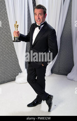 Der Oscar-prämierte Schauspieler Jean Dujardin, Sieger für Leistung durch einen Schauspieler in einer Hauptrolle für seine Rolle in "Der Künstler", backstage Posen. Die 84. jährlichen Academy Awards Awards ist live im ABC Television Network vom Hollywood und Highland Center, in Hollywood, CA, Sonntag, 26 Februar, 2012 ausgestrahlt. Stockfoto