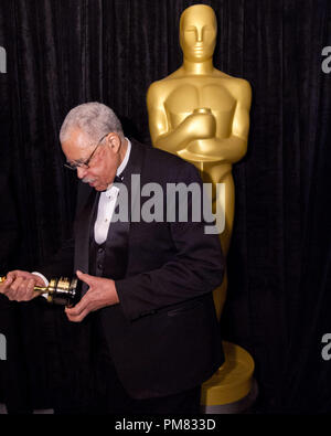 Ehrenpreis Empfänger James Earl Jones backstage während des Live ABC TV-Sendung des 84. jährlichen Academy Awards von Hollywood und Highland Center, in Hollywood, CA, Sonntag, 26 Februar, 2012. Stockfoto