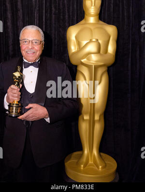 Ehrenpreis Empfänger James Earl Jones backstage während des Live ABC TV-Sendung des 84. jährlichen Academy Awards von Hollywood und Highland Center, in Hollywood, CA, Sonntag, 26 Februar, 2012. Stockfoto