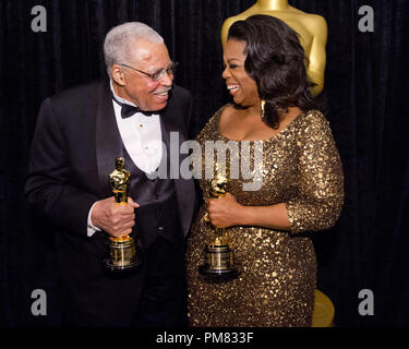 Ehrenpreis Empfänger James Earl Jones und Jean Hersholt Humanitarian Award Empfänger, Oprah Winfrey backstage während des Live ABC TV-Sendung des 84. jährlichen Academy Awards von Hollywood und Highland Center, in Hollywood, CA, Sonntag, 26 Februar, 2012. Stockfoto