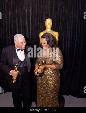 Ehrenpreis Empfänger James Earl Jones und Jean Hersholt Humanitarian Award Empfänger, Oprah Winfrey backstage während des Live ABC TV-Sendung des 84. jährlichen Academy Awards von Hollywood und Highland Center, in Hollywood, CA, Sonntag, 26 Februar, 2012. Stockfoto