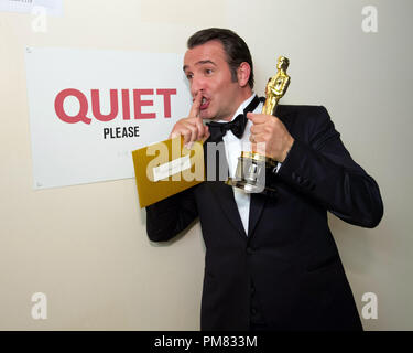 Der Oscar-prämierte Schauspieler Jean Dujardin, Sieger für Leistung durch einen Schauspieler in einer Hauptrolle für seine Rolle in "Der Künstler, "backstage bei der 84. jährlichen Academy Awards Awards ist live im ABC Television Network vom Hollywood und Highland Center, in Hollywood, CA, Sonntag, 26 Februar, 2012 ausgestrahlt. Stockfoto