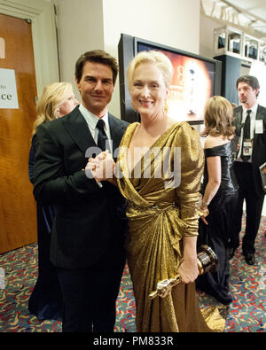 Tom Cruise stellt Backstage mit Meryl Streep, Oscar-Gewinner für die Leistung von einer Schauspielerin in eine führende Rolle ein, während die 84. jährlichen Academy Awards im ABC Television Network live aus Hollywood und Highland Center in Hollywood, CA, Sonntag, 26 Februar, 2012. Stockfoto