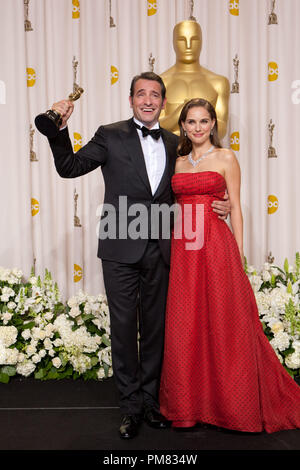 Der Oscar-prämierte Schauspieler Jean Dujardin, Sieger für Leistung durch einen Schauspieler in einer Hauptrolle für seine Rolle in "Der Künstler", backstage wirft mit Natalie Portman. Die 84. jährlichen Academy Awards Awards ist live im ABC Television Network vom Hollywood und Highland Center, in Hollywood, CA, Sonntag, 26 Februar, 2012 ausgestrahlt. Stockfoto