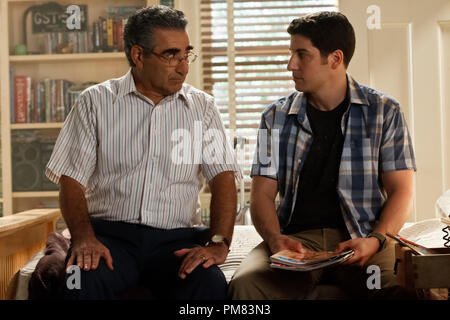 (L und R) Jims Dad (Eugene Levy) legt Jim (JASON BIGGS) gerade in der amerikanischen Reunion. In der Komödie, alle American Pie zeichen wir wenig mehr als ein Jahrzehnt zurück zu Osten große Fälle für ihre High School Reunion met. Stockfoto