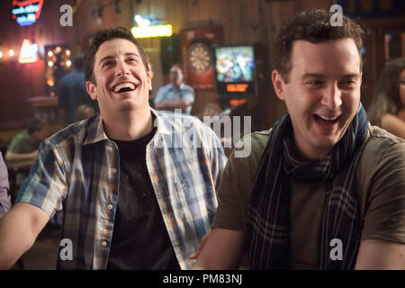 (L und R) Jim (JASON BIGGS) und Finch (Eddie Kaye Thomas) catch up in 'American Reunion". In der Komödie, alle "Zeichen American Pie' Wir haben ein wenig mehr als einer Dekade vor Rückkehr nach Osten große Fälle für ihre High School Reunion met. Stockfoto