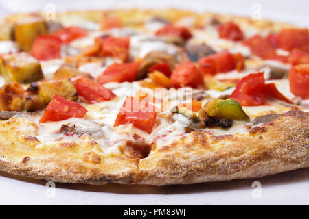 Pizza auf weißem Hintergrund Stockfoto