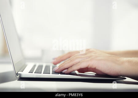 Geschäftsfrau Tippen auf Laptop am Arbeitsplatz Frau in home office hand Tastatur arbeiten Stockfoto
