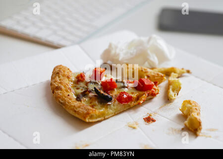 Übrig gebliebene Pizza in der Box Lunch im Büro Stockfoto