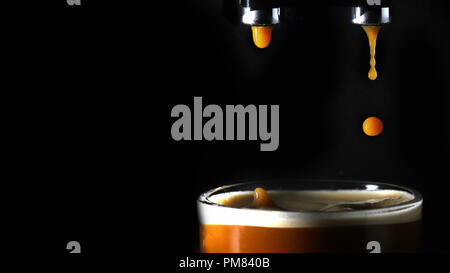 Tropfen Kaffee Spritzen in einem Becher Stockfoto